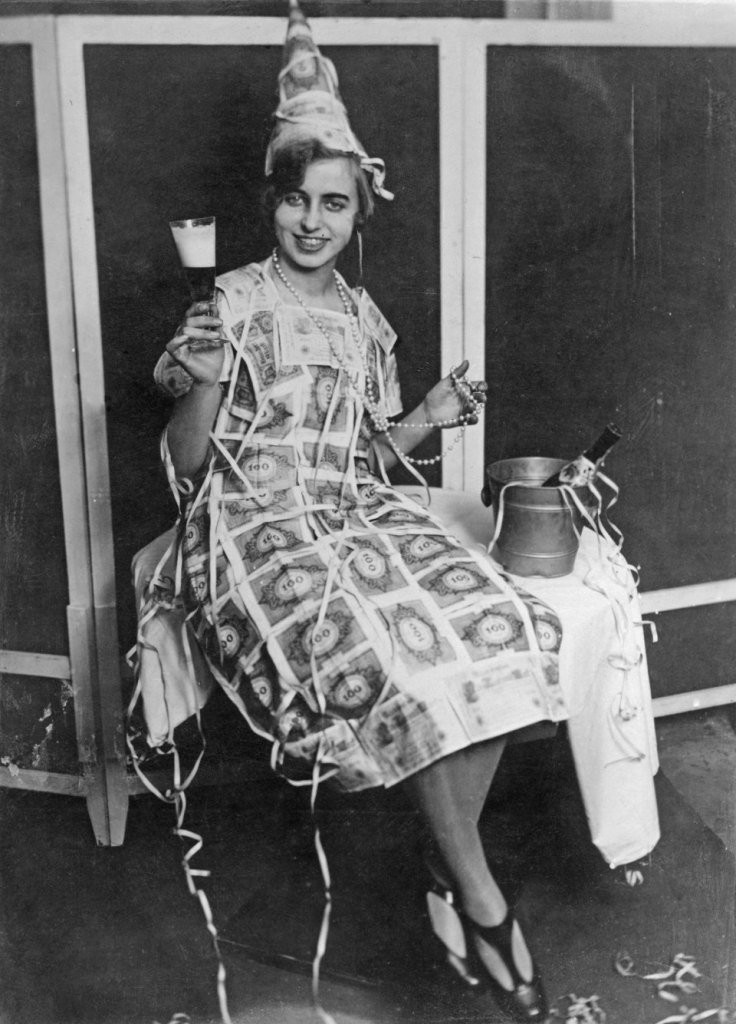 Одежда из денег, гиперинфляция в Германии, 1923 год