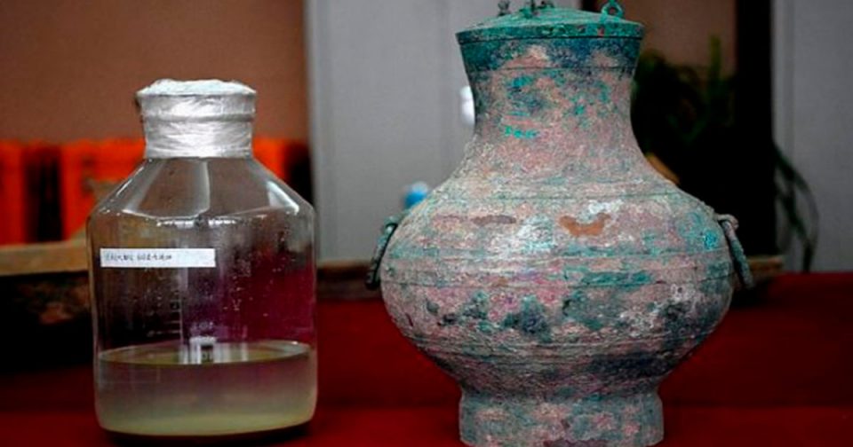 В китайской гробнице археологи нашли древний кувшин с очень странной жидкостью