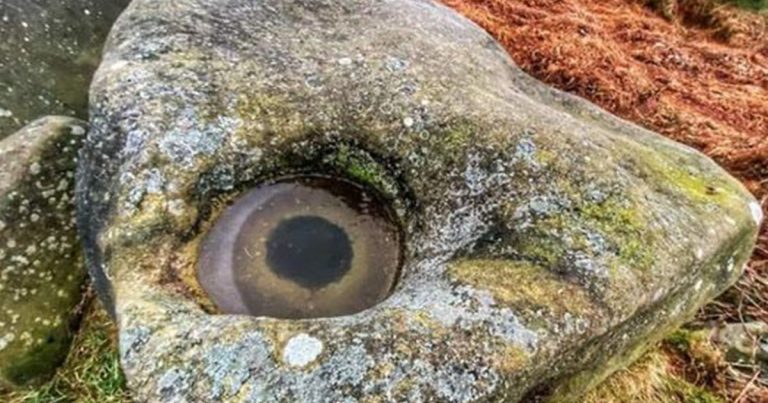 Гигантский глаз в скале в парке Пик-Дистрикт