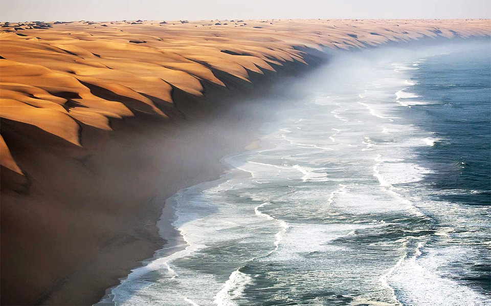 Пустыня Намиб встречается с океаном