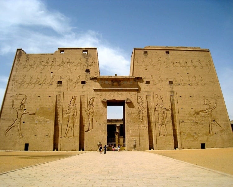 Xpaм бога Гора в Эдфу в Египте