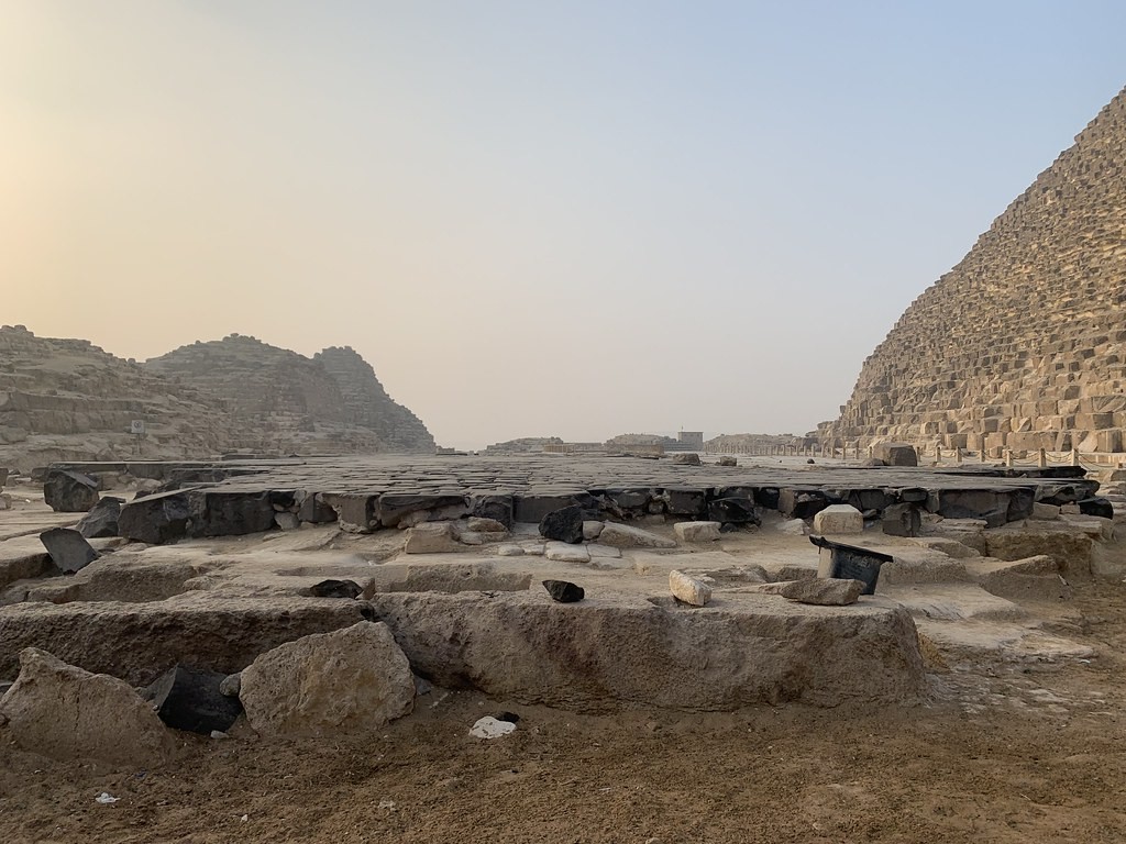 Черный базальтовый пол возле пирамиды Хуфу