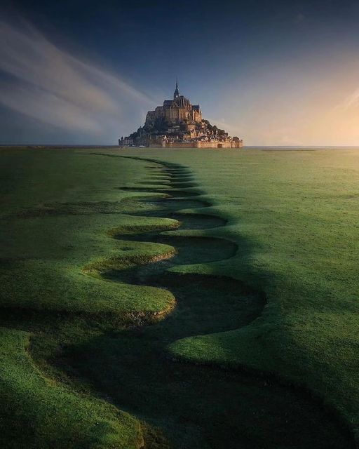 Мон-Сен-Мишель (Mont-Saint-Michel) летом - аббатство во Франции